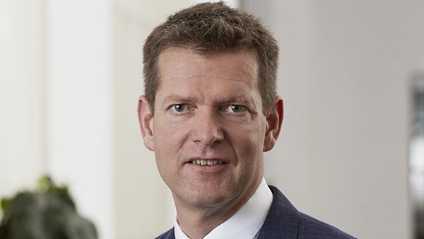 Danske privathospitaler har lov til at tilbyde selvbetalt kræftbehandling, som ikke er anbefalet af Medicinrådet, mener Sundhedsstyrelsens direktør, Søren Brostrøm.