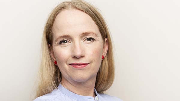 ”Min hverdag føles nu mindre kaotisk. Hvis jeg bare tidligere havde vidst, at så mange udfordringer og sorger – i skoleårene, erhvervskarrieren, personlige relationer – kan opsummeres med fire bogstaver, ville jeg have sparet mig selv for mange frustrationer og bekymringer," fortæller den norske psykiater og ADHD-patient Kristin Leer i ny bog. Foto: Guri Pfeifer