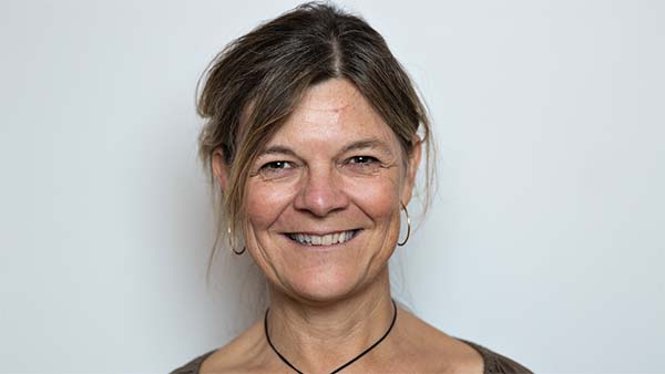 “Fordi vi ikke har sådan et tilbud i dag, er vores eneste mulighed ofte at henvise den unge til det psykiatriske hospital. Og herfra oplever vi ofte at få henvisningerne retur igen, og står så der, hvor ingen kan hjælpe patienterne, fordi der ikke er noget alternativ til hospitalet,” siger Lise Høyer.