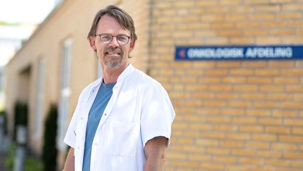”Vi ved fra store lodtrækningsundersøgelser, at flerstofs-kemoterapi er forbundet med længere overlevelse og bedre symptomlindring for patienter, og vi finder, at det er blevet tilbudt i højere grad på universitetshospitalerne,” siger Morten Ladekarl.