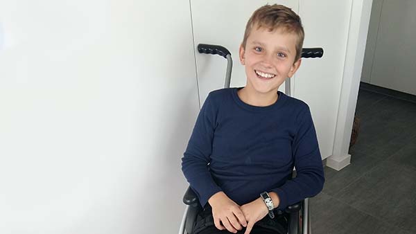 Mathias på 11 år har spinal muskelatrofi og mister med tiden flere og flere funktioner. Men han kan ikke få behandling.